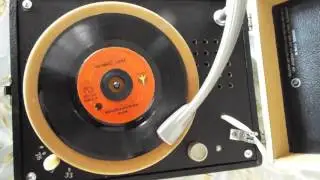 Decca manual 3 speed playing a 45 RPM 7