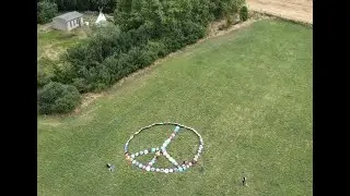 Installation eines Peacezeichens - MUSIK STATT KRIEG 20.Hof-Scheunen Festival 20.8.22 Vier Winde Hof