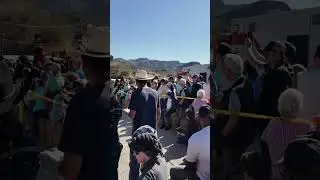 Еще одна великолепная команда на гонках на кроватях в Оутмане.