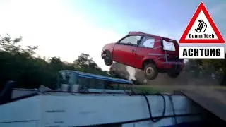 Auto fliegt über Bus | Dumm Tüch