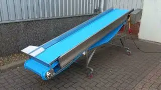 RVS opvoerband op wielen met zij geleiding en kleine  invoer trechter.