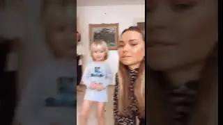 Стефания Маликова учит читать 2-летнего брата Марка