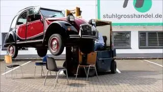 Unglaublicher Auto Test von Klapptische + St&uuml;hle mit Oldtimer 2CV Ente
