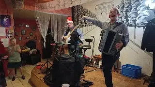 Cédric Et Angelo Ciero jouent et chantent 