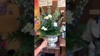Watch me create a church arrangement! #shorts #flowers #flowershop #local #supportlocal