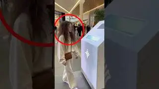 Невероятно, но машина поправляет ей волосы за секунды 😱