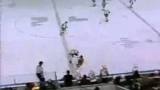 Quebec_Pee_Wee_hockey_Brett Hull_1st_period.wmv