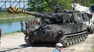 Swiss Army Pz Hb 95 (M109) fährt über Stahlträgerbrücke