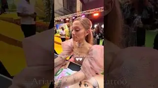 Ariana Grande DRAWS tattoos for fans at wicked premiere