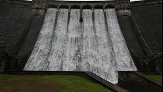 Talsperre l&auml;uft &uuml;ber, Wassermassen donnern ins Tal