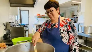 Irmã a cozinhar Almoço para a Família Carne Guisada do Senhor Divino Espírito Santo Estava Deliciosa