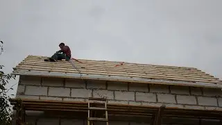 Установка страпил, запил фронтонов, укладка шифера. ч.-12