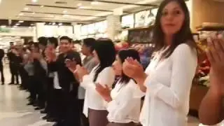 Trabajadores de Saga Falabella | Aplauden a sus primeros clientes