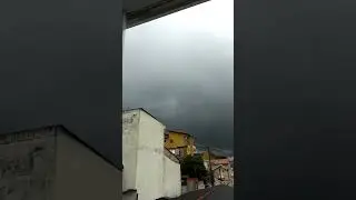 O C&Eacute;U T&Aacute; MUITOOO ESCURO ⛈️ #chuva #c&eacute;u #shorts