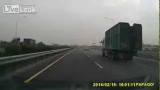 как будто ничего не произошло / Lucky escape for little blue truck