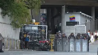 Police outside Caracas' El Helicoide detention center after prisoner release announcement | AFP