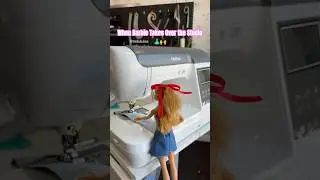 Have you ever seen a Barbie make a bag? 🎀 Alguna vez hab&iacute;as visto a una mu&ntilde;eca coser? ✂️😦