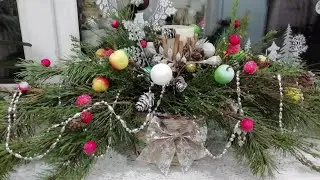 НОВОГОДНИЕ, яркие композиции из веток сосны и украшений.