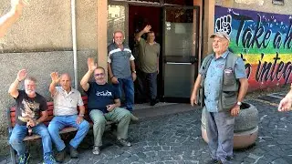 Al bar di Capocastello «C’è sempre chi offre il caffè»