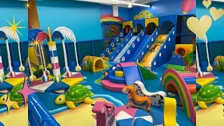 Шахзода весело играет на детской площадке в Новый год.