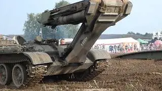 Bridge Layer in Action. BLG-67 Powered by a 580 HP engine with a 38.8 liter displacement. #tank