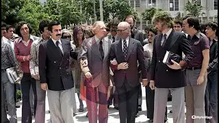 Luis Jaime Cisneros (graduado por la Universidad de Buenos Aires) toma la palabra ante J. L. Borges.