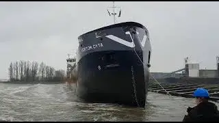 Tewaterlating van de MV Vertom Cyta