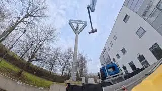 Neutralisierung einer Werbetafel mit Hilfe einer #arbeitsbühne #automobile #höhenarbeiten #crane