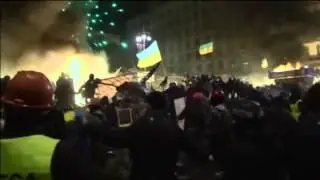 Ukraine: clashes escalate in Kiev as riot police attempt to break barricade
