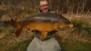 PECHE AU COUP , GROSSE CARPE en FLOAT TUBE dans les obstacles