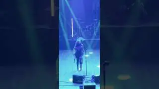 Ivri sings 