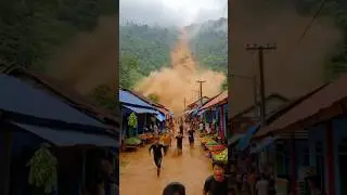 Detik-Detik Longsor Besar Menghantam Pasar, Warga Panik Berlarian #shorts