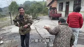 啤酒婶做拿手菜，清炖猪腰子，自己吃的好香还不忘分享给房东吃