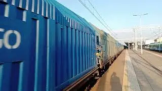 ET22-817 z wagonami towarowymi odjeżdża ze stacji Rzesz&oacute;w Gł. 25.03.2025
