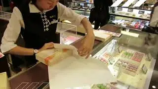 This is how Japanese department stores gift wrap things
