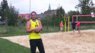 Flatteraufschlag im Beachvolleyball (Technik und Tipps)