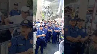 hala marcos resign na budots pinapakinggan ng mga pulis sa paligid ng edsa shrine