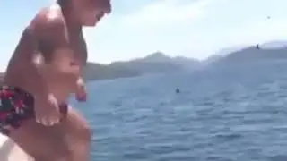 Tokinho pulando no mar que delicia