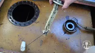 Brandstofmeter met vlotter repareren in een boot