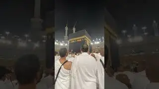 سماع صوت الآذان من أمام الكعبة مباشرة .