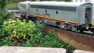 LGB Santa Fe F7A/B-Unit mit Streamlinern auf meiner Gartenbahn