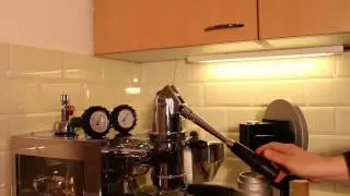 Red seals on LONDINIUM I piston