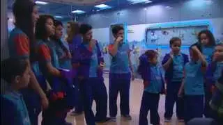Los Niños Cantan Una Canción Inventada Por No Haberse Bañado
