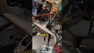 Suka dukanya pakai barang berbahan carbon. Sekali retak udah gak bisa pake lagi 😭 #farsports #f1s