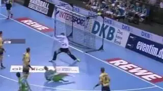 GK サイドシュートに対してゴールマウスを支配する Andreas Palicka