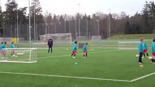 1:1 duel + passeren vanaf de zijkant voor jeugdspelers