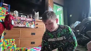 10-летний сын открывает подарки на день рождения!