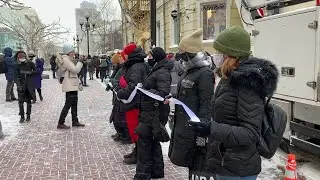 Russian Women Form Human Chain in Pro-Navalny Moscow Protest