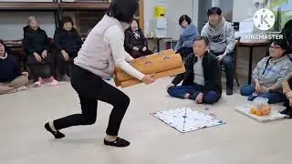 2025년을 보내며 2026년도를 맞이 하는 송구영신예배.시간을 기다리며 신나는 윷놀이.
