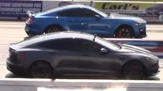 Tesla Plaid vs Shelby GT500 Mustang - Drag and Roll Races